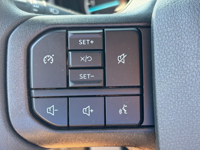 Ford Super Duty F-350 SRW Vehicle Full-screen Gallery Image 12