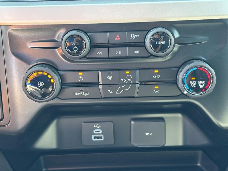 Ford Super Duty F-350 SRW Vehicle Full-screen Gallery Image 17