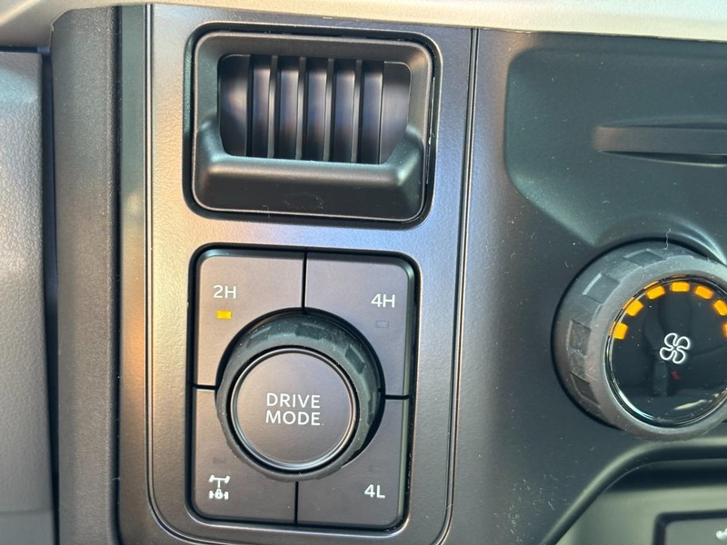 Ford Super Duty F-350 SRW Vehicle Full-screen Gallery Image 18