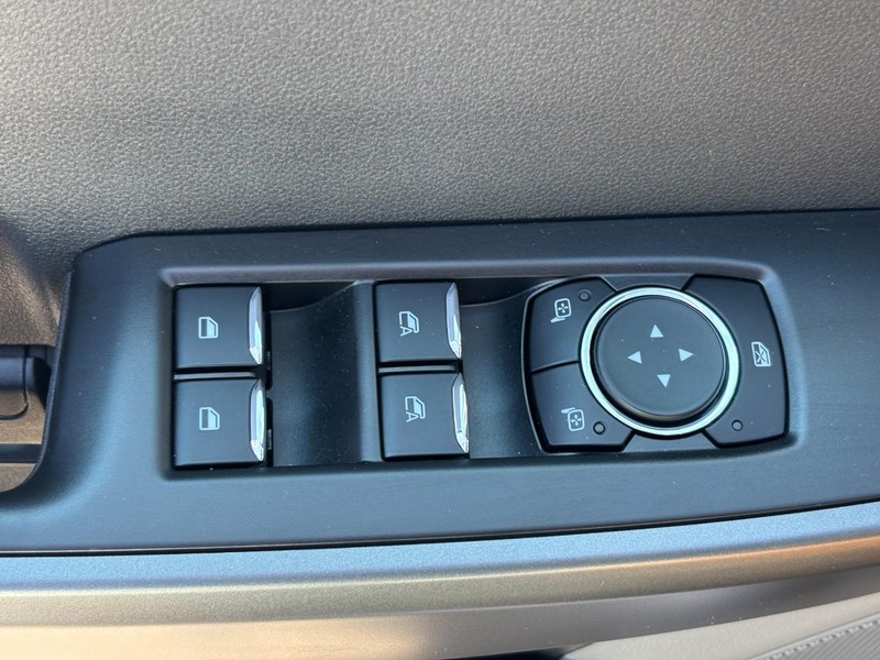 Ford Super Duty F-350 SRW Vehicle Full-screen Gallery Image 20