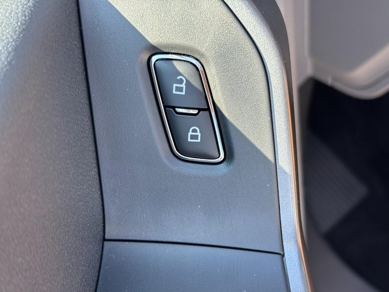 Ford Super Duty F-350 SRW Vehicle Full-screen Gallery Image 21