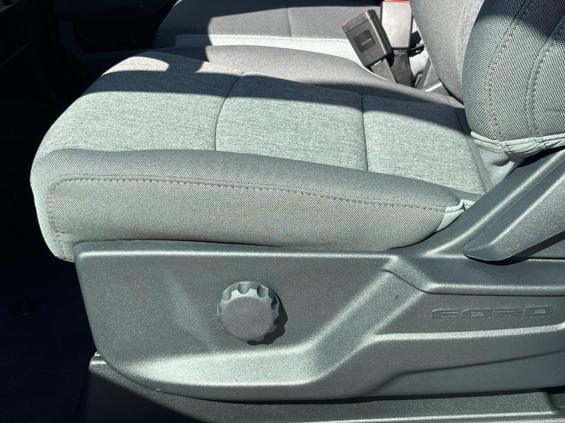 Ford Super Duty F-350 SRW Vehicle Full-screen Gallery Image 22