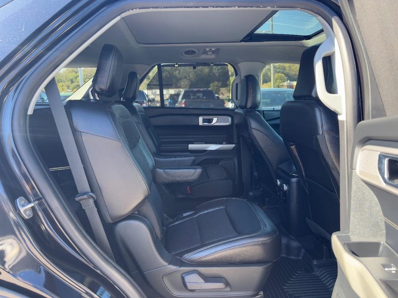 Ford Explorer Vehicle Full-screen Gallery Image 10