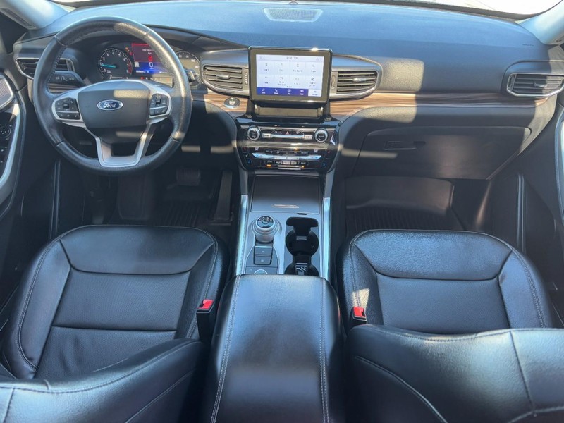 Ford Explorer Vehicle Full-screen Gallery Image 12