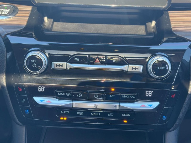 Ford Explorer Vehicle Full-screen Gallery Image 15