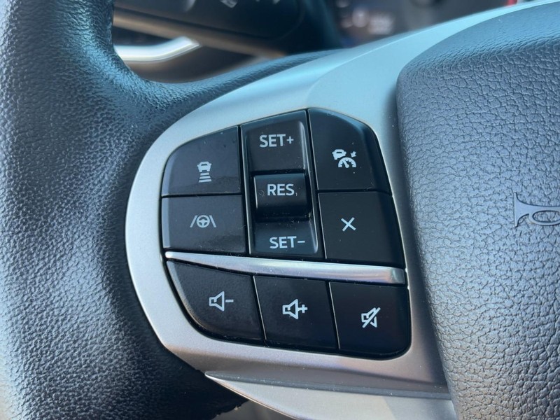 Ford Explorer Vehicle Full-screen Gallery Image 18