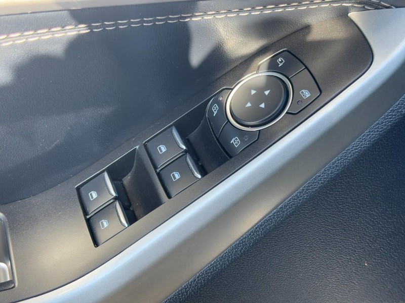 Ford Explorer Vehicle Full-screen Gallery Image 25