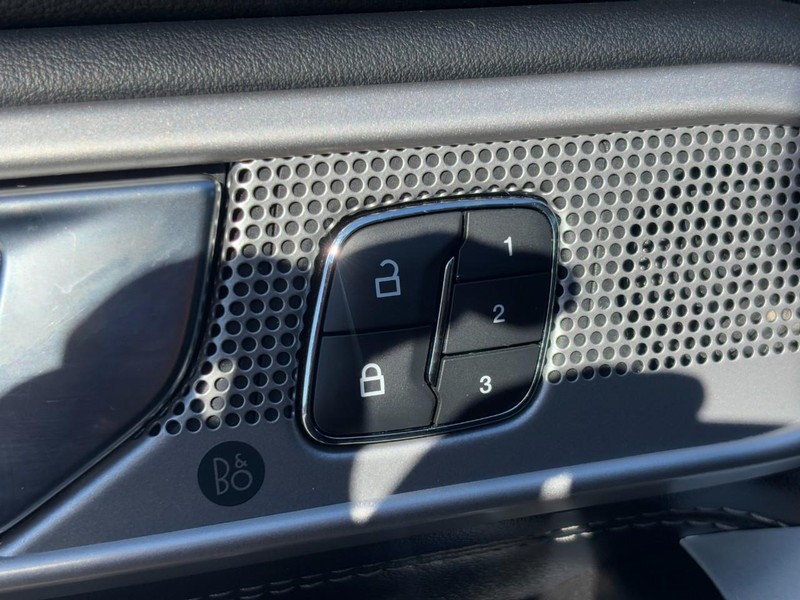 Ford Explorer Vehicle Full-screen Gallery Image 26