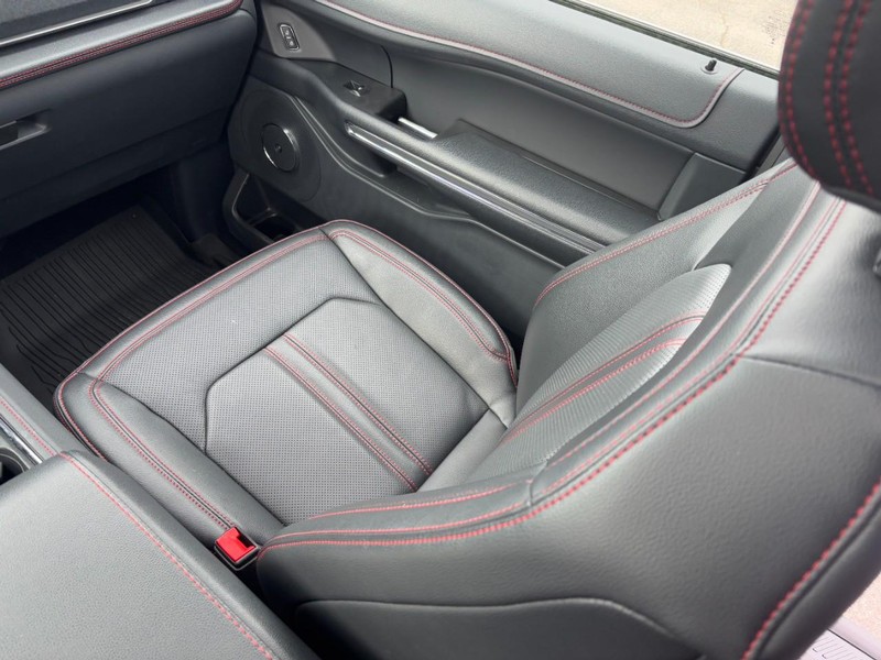 Ford Expedition Max Vehicle Full-screen Gallery Image 16