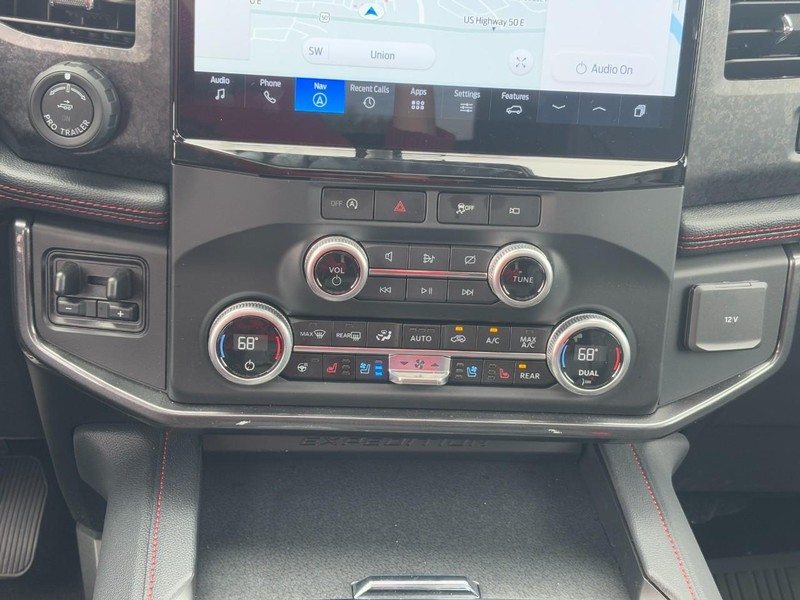 Ford Expedition Max Vehicle Full-screen Gallery Image 24