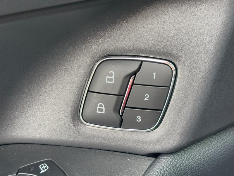 Ford Expedition Max Vehicle Full-screen Gallery Image 26