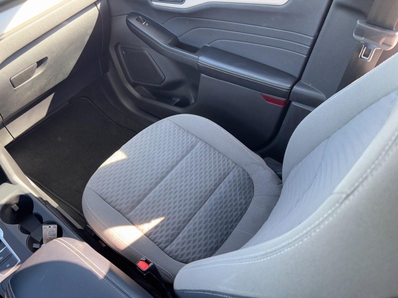 Ford Escape Vehicle Full-screen Gallery Image 15