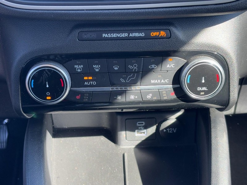 Ford Escape Vehicle Full-screen Gallery Image 22