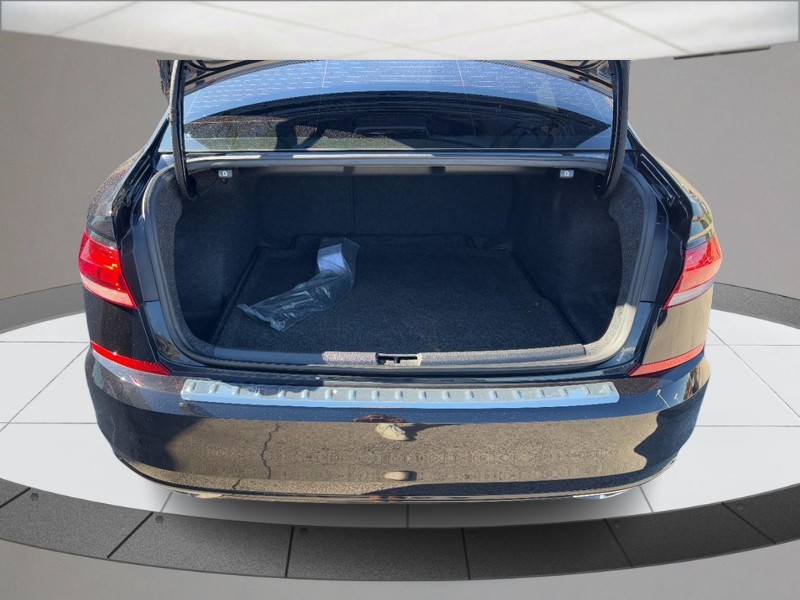 Volkswagen Passat Vehicle Full-screen Gallery Image 04