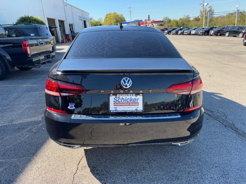 Volkswagen Passat Vehicle Full-screen Gallery Image 05