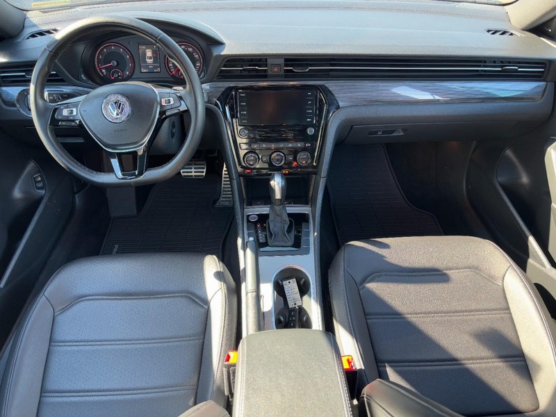 Volkswagen Passat Vehicle Full-screen Gallery Image 11