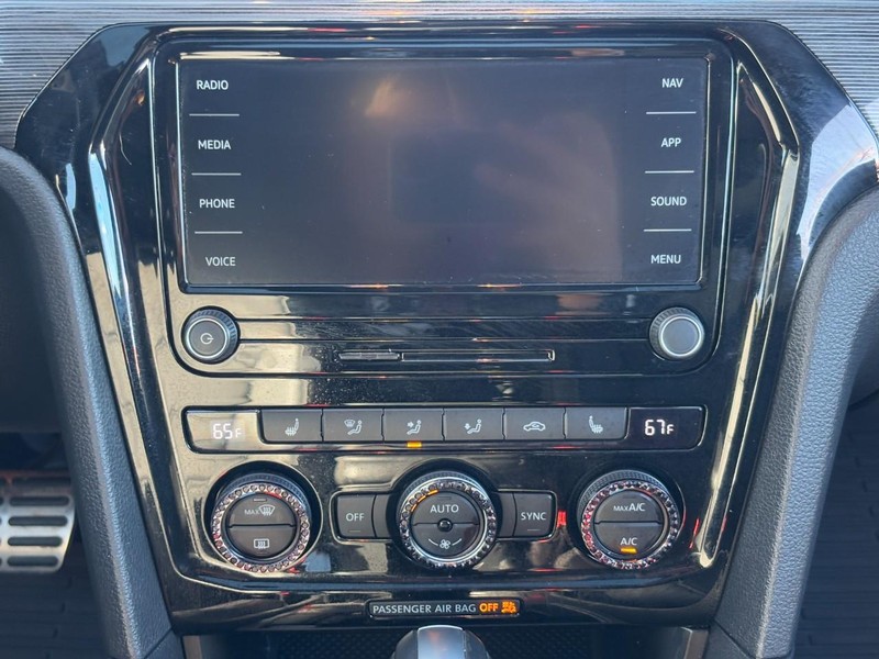 Volkswagen Passat Vehicle Full-screen Gallery Image 13