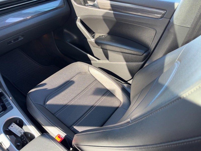 Volkswagen Passat Vehicle Full-screen Gallery Image 14