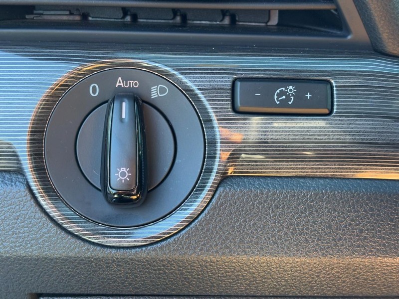 Volkswagen Passat Vehicle Full-screen Gallery Image 15