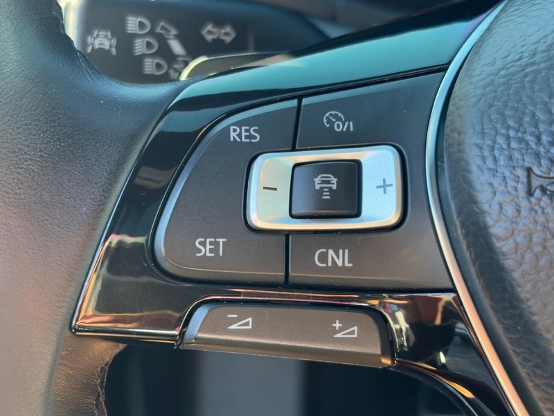 Volkswagen Passat Vehicle Full-screen Gallery Image 16