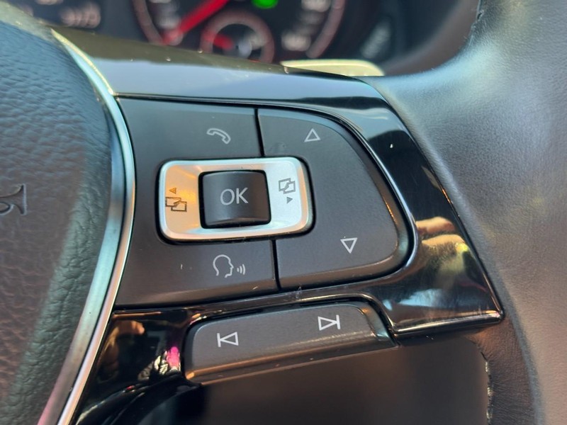 Volkswagen Passat Vehicle Full-screen Gallery Image 17