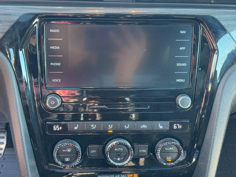 Volkswagen Passat Vehicle Full-screen Gallery Image 19