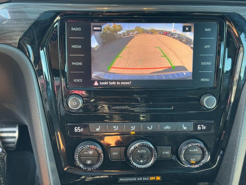 Volkswagen Passat Vehicle Full-screen Gallery Image 20