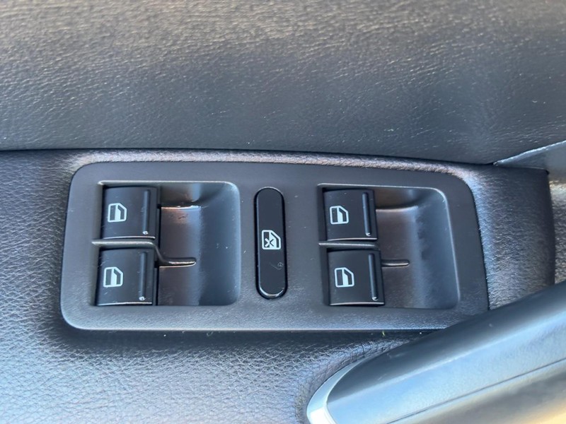 Volkswagen Passat Vehicle Full-screen Gallery Image 22