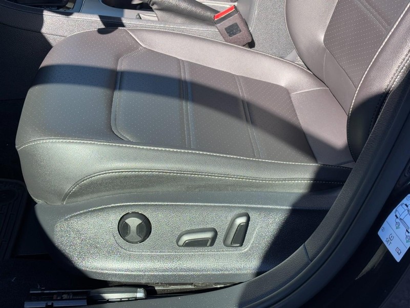 Volkswagen Passat Vehicle Full-screen Gallery Image 24