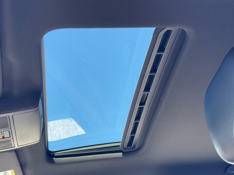 Volkswagen Passat Vehicle Full-screen Gallery Image 25