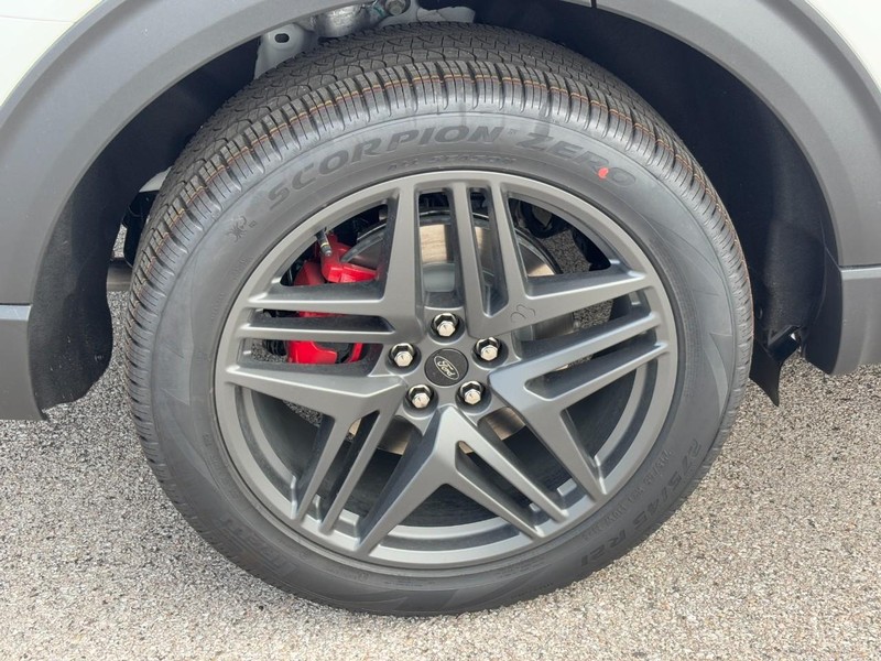 Ford Explorer Vehicle Full-screen Gallery Image 04