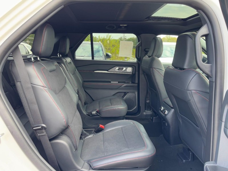 Ford Explorer Vehicle Full-screen Gallery Image 05