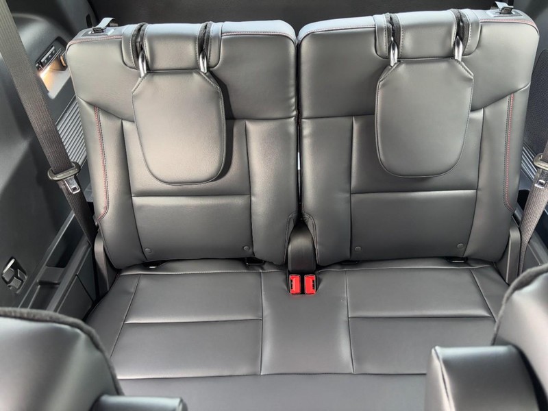 Ford Explorer Vehicle Full-screen Gallery Image 06