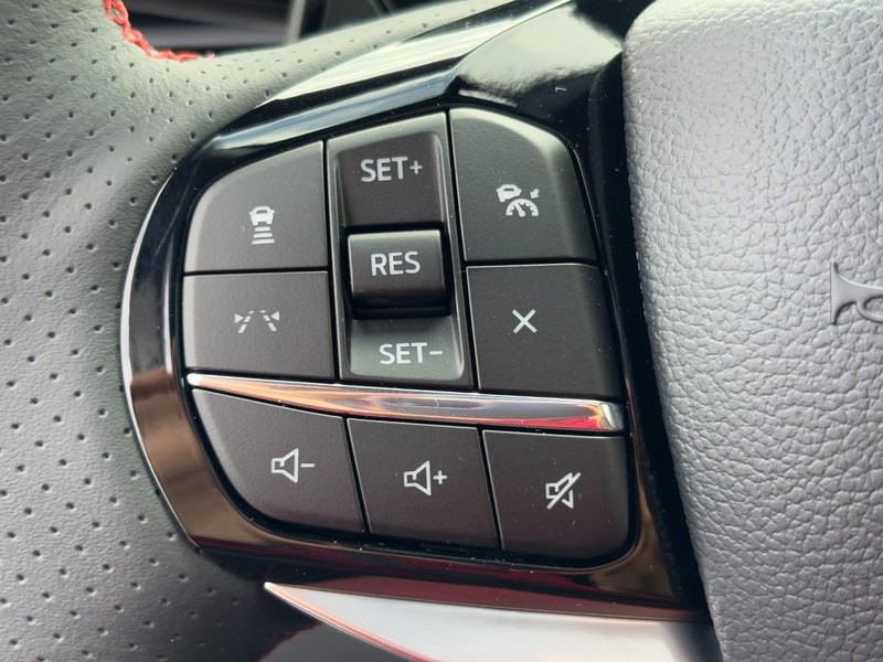 Ford Explorer Vehicle Full-screen Gallery Image 12