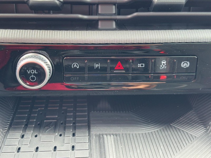 Ford Explorer Vehicle Full-screen Gallery Image 18