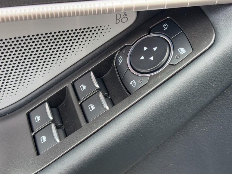 Ford Explorer Vehicle Full-screen Gallery Image 19