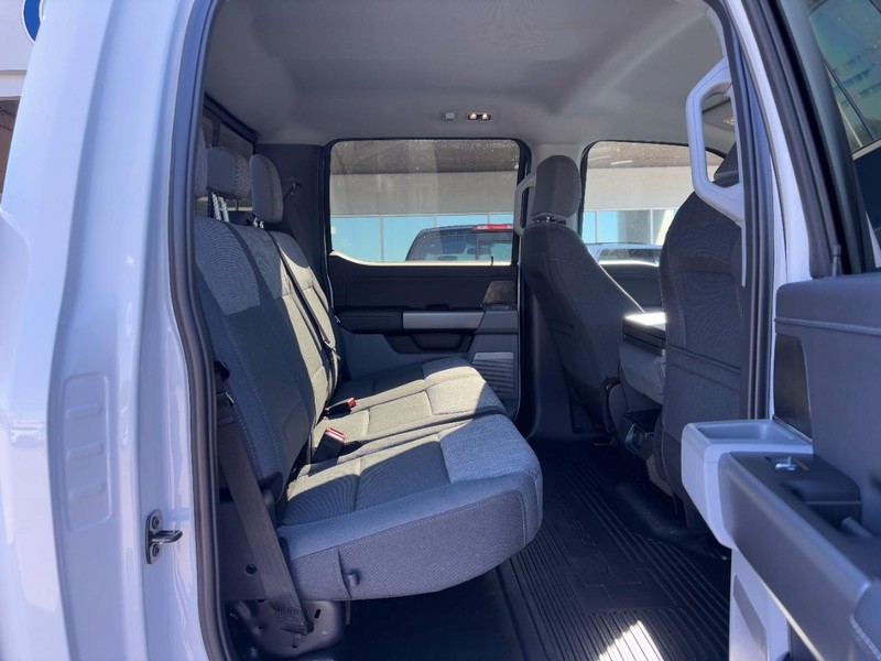 Ford Super Duty F-250 SRW Vehicle Full-screen Gallery Image 05