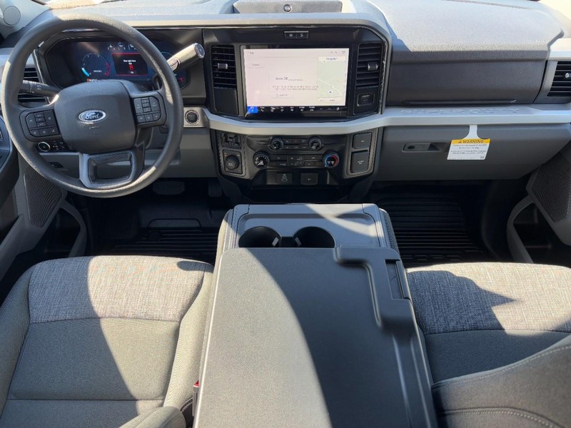 Ford Super Duty F-250 SRW Vehicle Full-screen Gallery Image 06