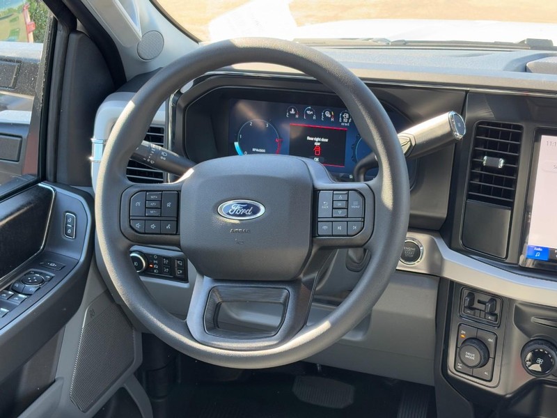 Ford Super Duty F-250 SRW Vehicle Full-screen Gallery Image 07