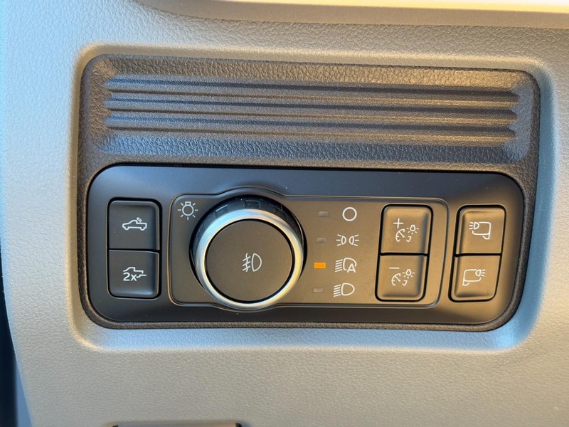 Ford Super Duty F-250 SRW Vehicle Full-screen Gallery Image 11