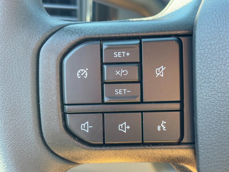 Ford Super Duty F-250 SRW Vehicle Full-screen Gallery Image 12