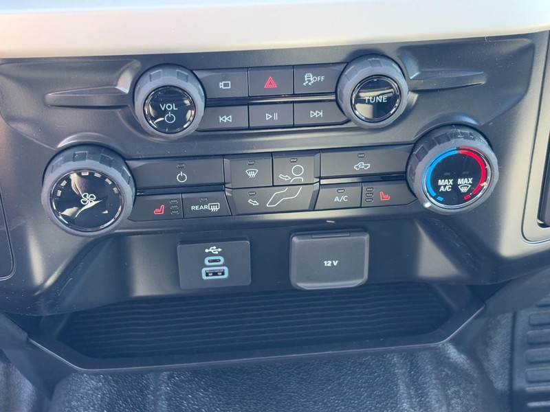 Ford Super Duty F-250 SRW Vehicle Full-screen Gallery Image 18