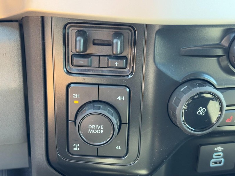 Ford Super Duty F-250 SRW Vehicle Full-screen Gallery Image 19