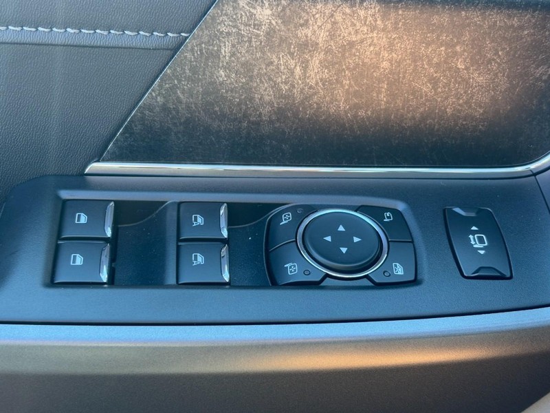 Ford Super Duty F-250 SRW Vehicle Full-screen Gallery Image 21