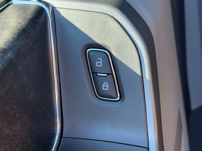 Ford Super Duty F-250 SRW Vehicle Full-screen Gallery Image 22