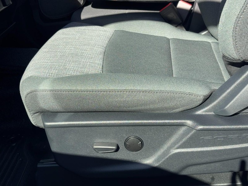 Ford Super Duty F-250 SRW Vehicle Full-screen Gallery Image 23