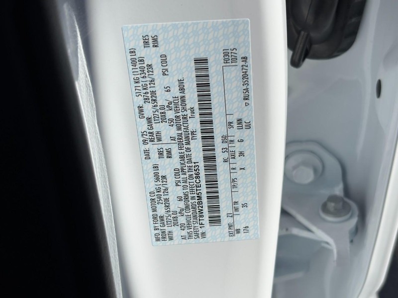 Ford Super Duty F-250 SRW Vehicle Full-screen Gallery Image 24