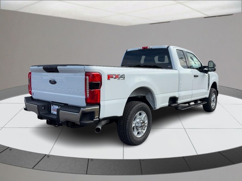 Ford Super Duty F-350 SRW Vehicle Full-screen Gallery Image 03