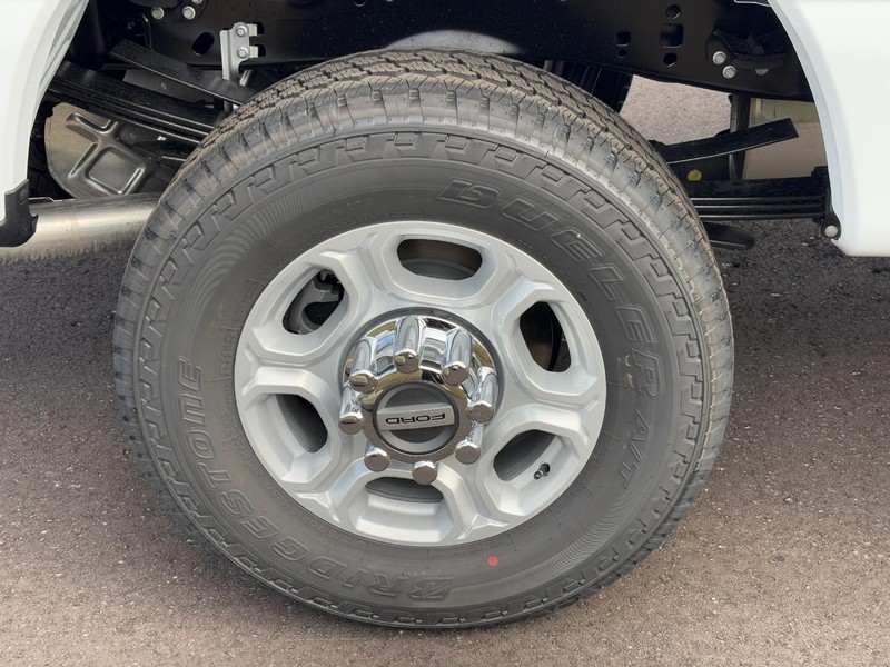 Ford Super Duty F-350 SRW Vehicle Full-screen Gallery Image 04