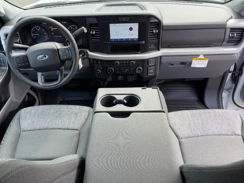 Ford Super Duty F-350 SRW Vehicle Full-screen Gallery Image 06